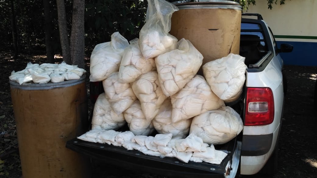 Sacos do produto estavam dentro de dois tambores (Foto: Divulgação) 