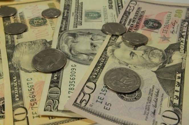 Dólar tem nova queda e volta a R$ 3,20 Dólar cai e fecha a R$ 3.20 (Foto: Ilustração)