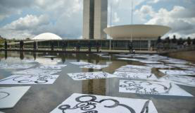 Manifestantes desenharam ratos simbolizando os políticosFoto: Marcello Casal Jr/Agência Brasil)