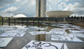 Protesto em defesa da Lava Jato reúne manifestantes em 200 cidades do Brasil Manifestantes desenharam ratos simbolizando os políticosFoto: Marcello Casal Jr/Agência Brasil)