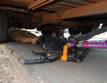 Durante o acidente, vítima e bicicleta foram arrastadas para baixo do veículo / Foto: Vilson Nascimento