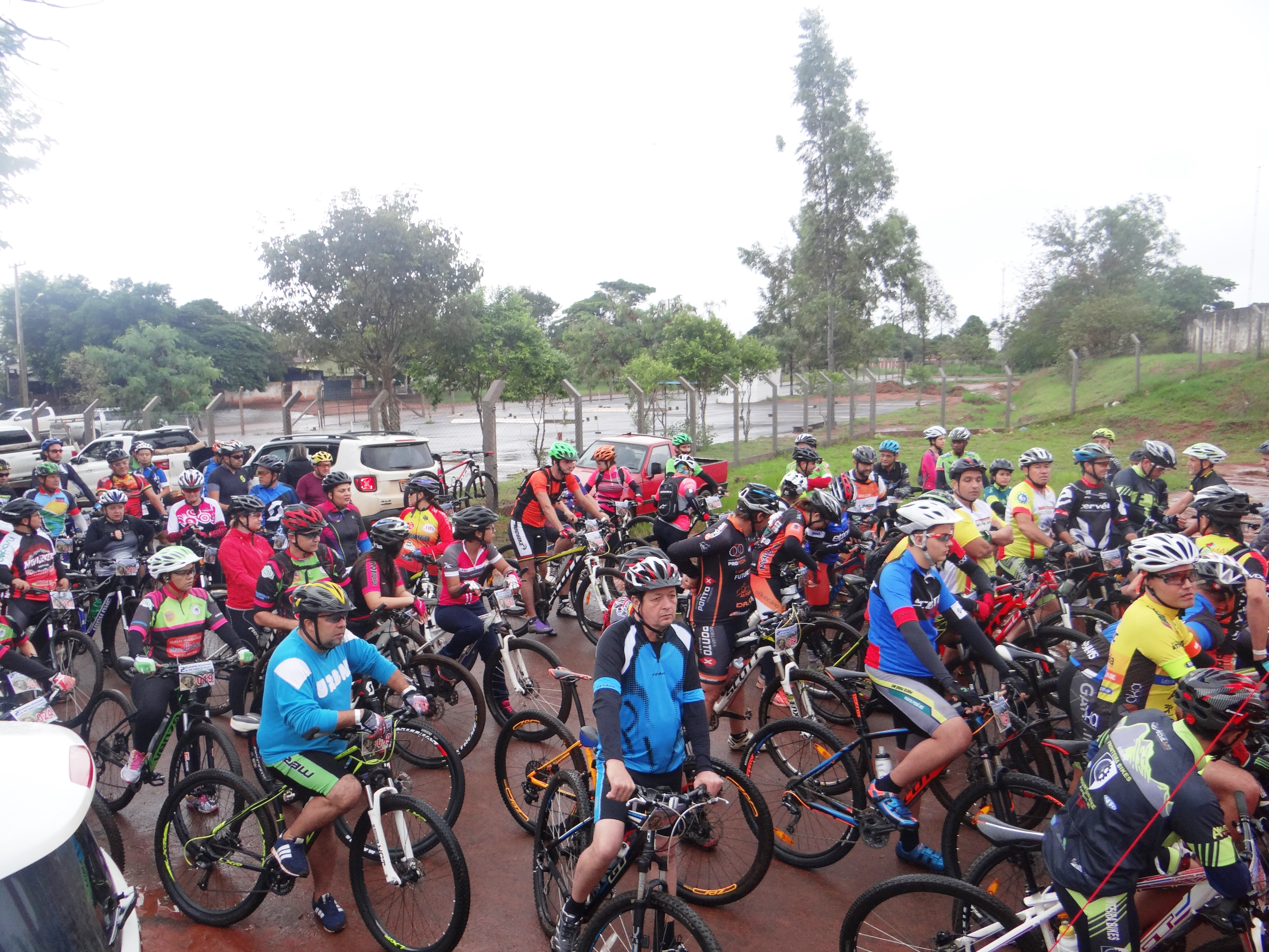 Cicilistas durante o 2º Interestadual de MTB, realizado em AmambaiFoto: Arquivo/Moreira Produções