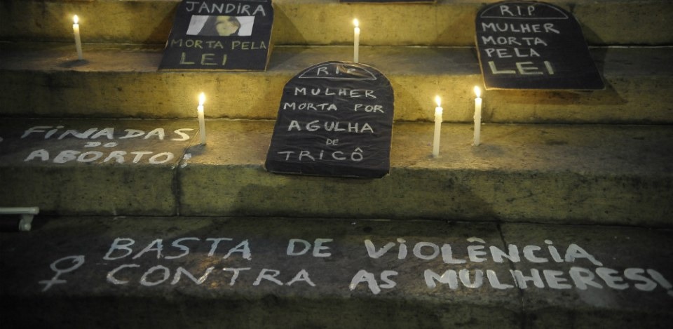 Campanha do Laço Branco: conscientizar homens para salvar mulheres Tragédia no Canadá impulsionou movimento mundial de combate à violência contra mulher.