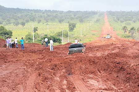 Após chuvas, diversos trechos de estradas em Mato Grosso do Sul estão intransitáveis Trecho entre Alcinopólis e Mineiros tem atoleiro de 300 metros