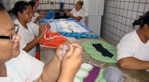 O artesanato tem servido não só para a ocupação produtiva como também um recurso terapêutico.Foto: Divulgação 