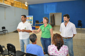 D/E - Secretário de Habitação do município, Josué de Barros; a Assistente Social da Coophaf, Izabel Cristina Meneguini, e o Coordenador de Ações Políticas e Negociações, Paulo César Farias.