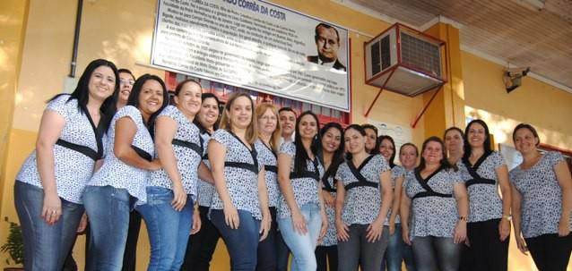 Escola Dr. Fernando Corrêa e seu quadro de professoras.