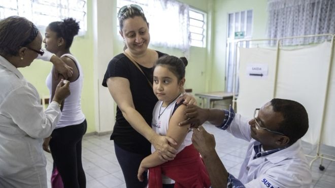 Ministério deu por encerrado surto de febre amarela silvestre em julho, mas novos casos em São Paulo reacenderam alerta; acima, vacinação em outubro | Foto: EPA