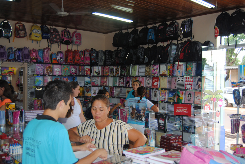 Livraria do Estudante realizando o atendimento de clientes.