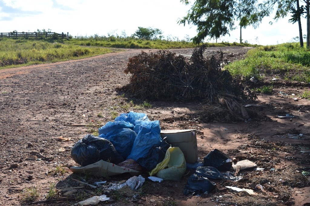 As saídas da cidade têm se tornado locais para despejo de lixo / Foto: Moreira Produções