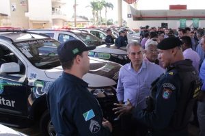 Governador Reinaldo Azambuja conversa com policiais durante entrega de viaturas.Foto: Divulgação 
