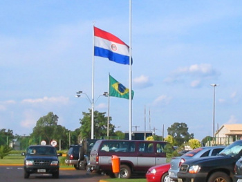 Brasileiro e paraguaio sofrem atentado e polícia recolhe mais de 30 cápsulas