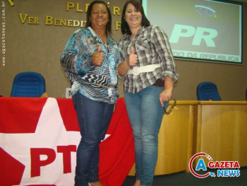 A candidata a vice-prefeita de Coronel Sapucaia, Sandra Barbosa (e) com a candidata a prefeita, Nilcéia. Sandra diz estar refugiada na Delegacia por conta de ameaças contra ela e sua família. Foto: Vilson Nascimento