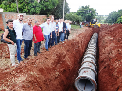 Obras de asfalto e drenagem são lançadas em Amambai O início das obras foi comemorado por autoridadesFoto: Moreira Produções