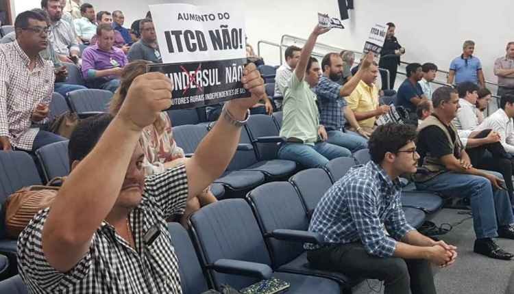 Produtores rurais protestam na Assembleia contra aumento de 40% no Fundersul Grupo foi à ALMS e protestou contra aumento / Foto: Midiamax