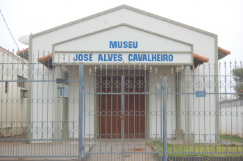 Museu de Amambai promove concurso de redação O concurso é promovido em parceria com o Instituto Brasileiro de Museus e a redação possui como tema a história de um dos fundadores de Amambai e que dá seu nome ao museu: José Alves Cavalheiro.