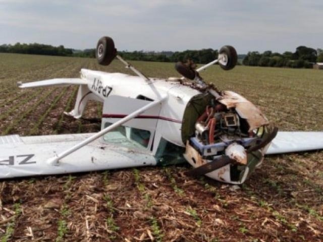 Falha mecânica derruba aeronave com professor e aluno na fronteira Bico e trem de pouso do avião foram danificados com impacto da queda (Foto: ABC Color)