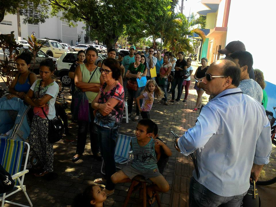 Pais chegaram na sexta-feira e acamparam na escola para conseguir uma vaga / Foto: Moreira Produções