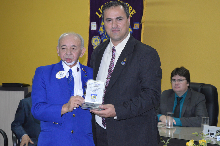 Câmara de Amambai realiza sessão solene pelos 100 anos do Lions Clube Vereador Geverson Vicentin ao lado do governador do distrito LB-1 de Lions Clube, Edilson Nobre de Azevedo / Foto: Moreira Produções
