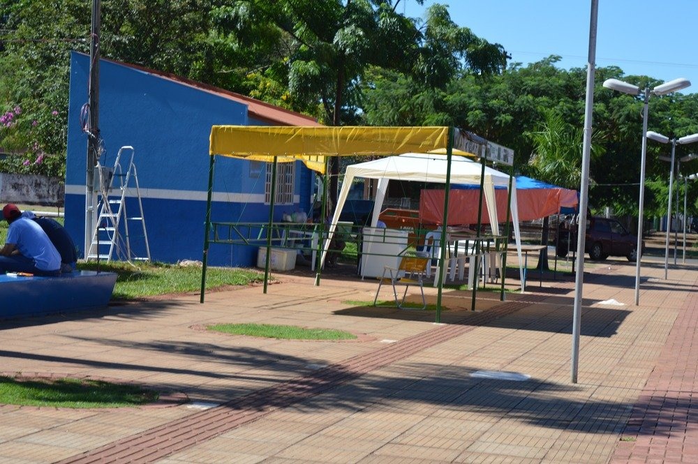 A montagem das barracas era uma das dificuldades encontradas pelos feirantes / Foto: Moreira Produções