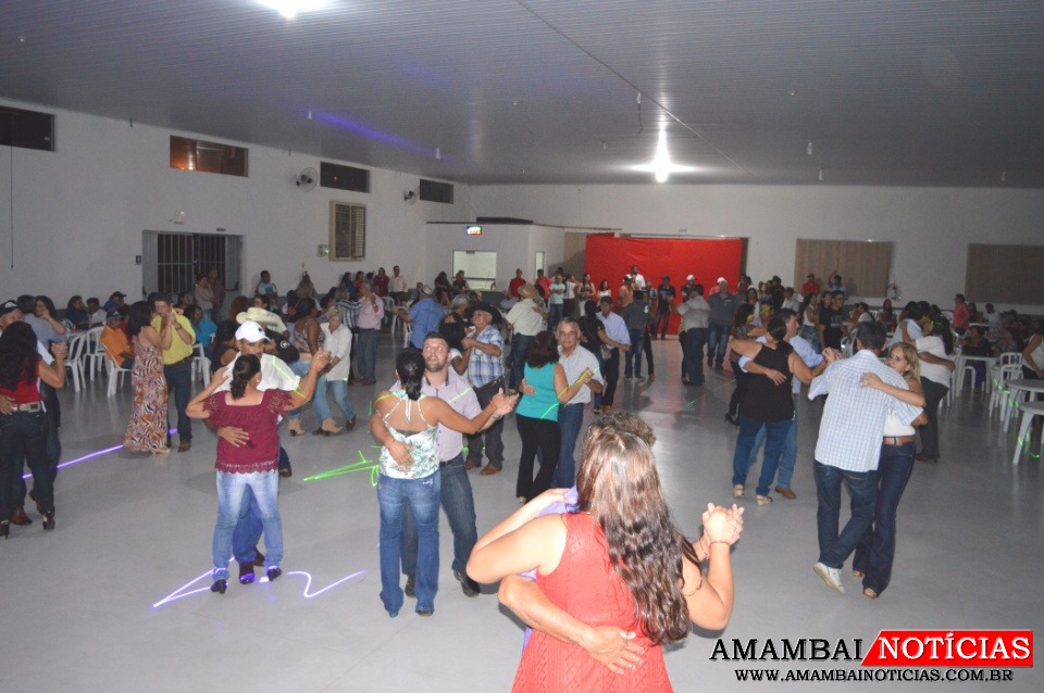 Baile Solidário de Natal é neste sábado (1º), em Amambai Os alimentos arrecadados serão encaminhados para famílias em situação de vulnerabilidade social do município. / Foto: Moreira Produções