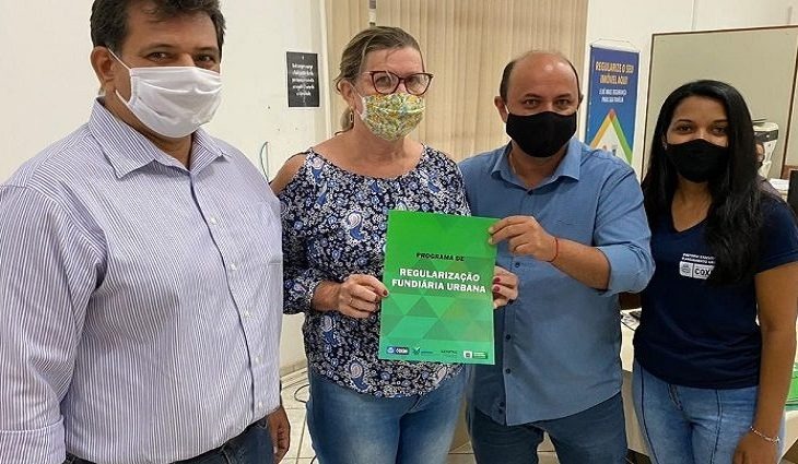 No mês passado, 24 famílias de Coxim, do Conjunto Mangabeira, receberam documentos da moradia / Foto: Agehab