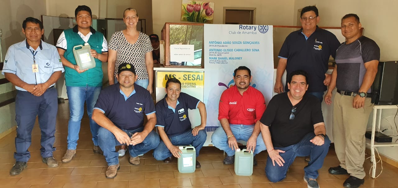 Rotarianos têm visitado entidades e distribuído álcool 70% / Foto: Moreira Produções