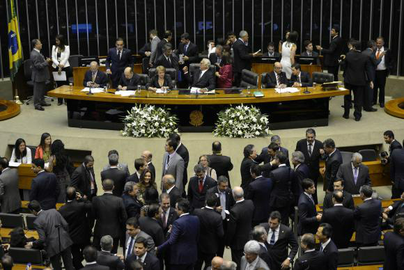 Deputados e senadores tomam posse e mudam configuração do Congresso Posse dos deputados federais para mandato de quatro anos muda a configuração na Câmara, mas maiores bancadas continuam com PT (70), PMDB (66) e PSDB (54) Wilson Dias/Agência Brasil