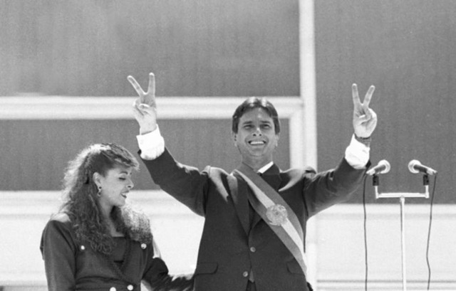 Ao lado da primeira-dama, Rosane, Fernando Collor de Mello acena para a multidão ao tomar posse como presidente, em 15 de março de 1990. Foto: Protásio Nene/Acervo Estadão