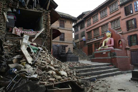 Nepal: sobe para 7.557 número de mortos em terremoto Centro de Operações de Emergência Nacional do Nepal elevou para 7.557 o número de mortes causadas pelo terremoto no Nepal - Narendra Shrestha/EPA/Agência Lusa