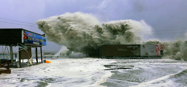 Tufão Sanba provocou ondas gigantes no sudoeste do Japão (Foto: AP Photo/Yeosu City via Yonhap)