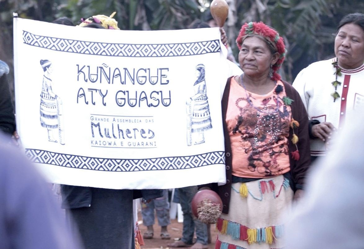 Nhandesy kuéra na abertura da Kuñangue Aty Guasu. Julho de 2018.  Acervo do PROEXT/MEC/UEMS. Ojapo Tape Oguata Hina. Se faz caminho ao andar.