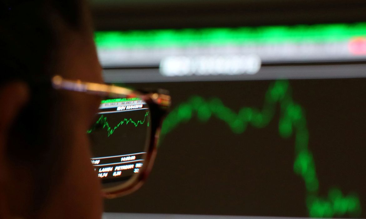Bolsa supera 105 mil pontos e fecha no maior nível desde julho © REUTERS/Amanda Perobelli/Direitos Reservados