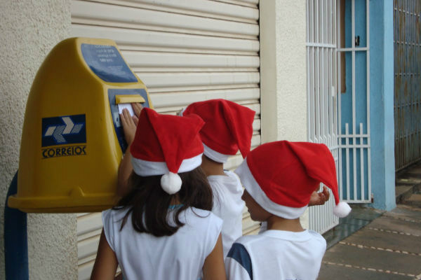 Agência do Correios de Amambai está recebendo cartas para o Papai Noel As cartas serão adotadas pela comunidade que presenteará uma criança carente com um presente.