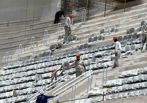 Tim Vickery: Como o Brasil não se preparou para a Copa em 11 anos Operários ainda instalavam os assentos na arquibancada da Arena da Baixada, em Curitiba, no dia 21 de janeiro