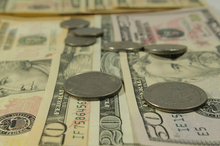 No ano, o dólar apresenta queda de 5,62% frente ao realFoto: Divulgação
