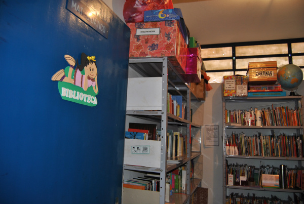 A biblioteca da Escola Estadual Vespasiano Martins, pequena mas organizada. Mais de três mil volumes organizados e catalogados. Foto: Moreira Produções.