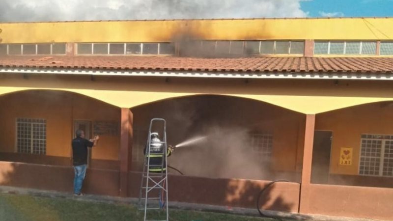 Incêndio em paróquia de MS acontece em meio à 'guerra' entre fiéis e igreja Desta vez, sala onde eram guardados instrumentos foi atingida - (Divulgação)