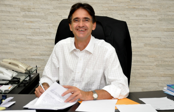 Prefeito de Amambai assina convênios com o Governo do Estado Prefeito de Amambai assina convênios com o Governo do Estado