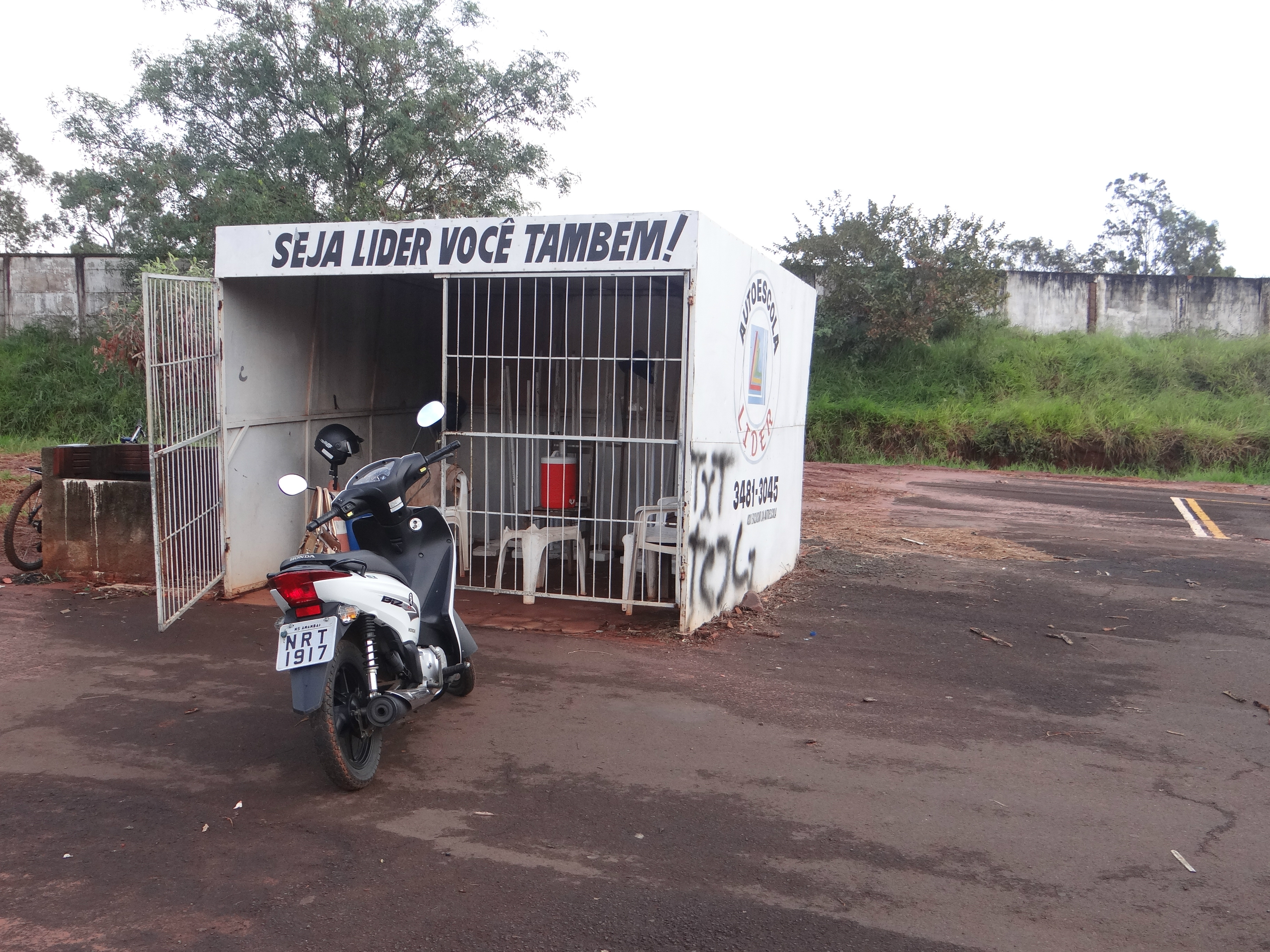 Instrutores de autoescolas pedem melhorias na pista de aula prática de Amambai Local feito pela Prefeitura também se encontra prejudicado pelo tempo e depredado / Foto: Moreira Produções