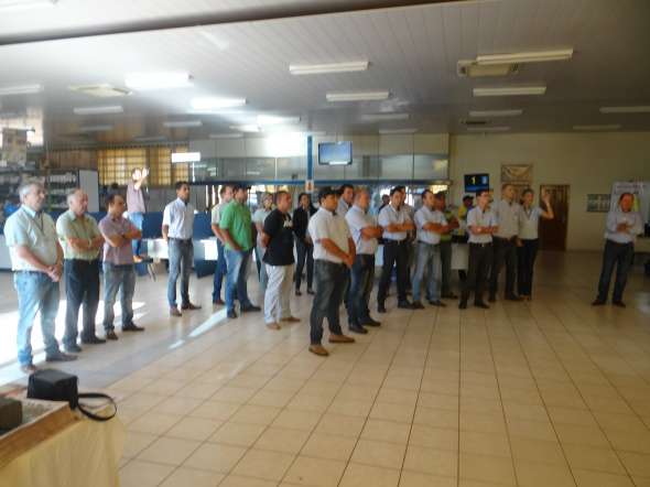 Unidade de Amambai da Coamo comemora 44 anos da cooperativa A mensagem do diretor-presidente da Coamo foi acompanhada pelos presentes / Foto: Moreira Produções