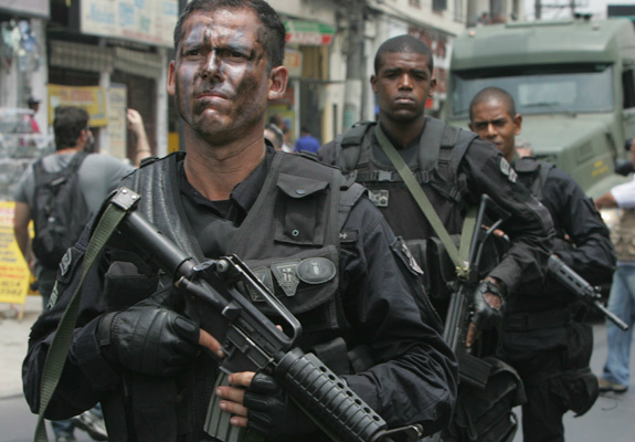 Homens do Bope começam a ocupar o Complexo do Alemão