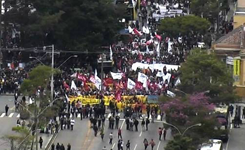 Professores participam de caminhada contra violência policial em Curitiba Professores participam de caminhada contra violência policial em Curitiba