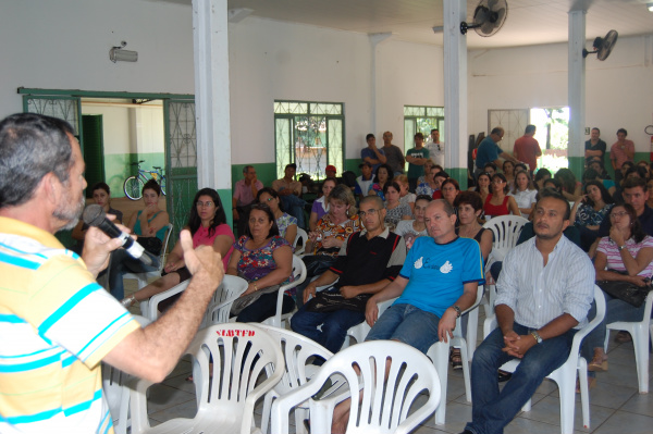 Professores de Amambai realizam paralisação e passeata nesta quarta-feira Foto da reunião feita no ano de 2010, também no dia 16 de março. O presidente do Simted, Humberto Vilhalva, discursa aos trabalhadores de educação do município.