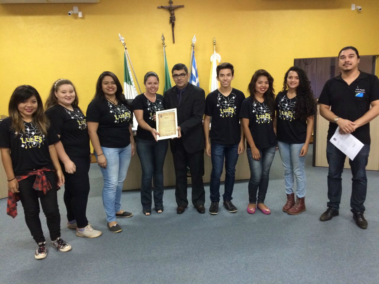 Alunos, professora Vanessa e o diretor Paulo recebendo a moção de congratulação das mãos do vereador Fernando Fischer, autor do requerimento / Foto: Divulgação