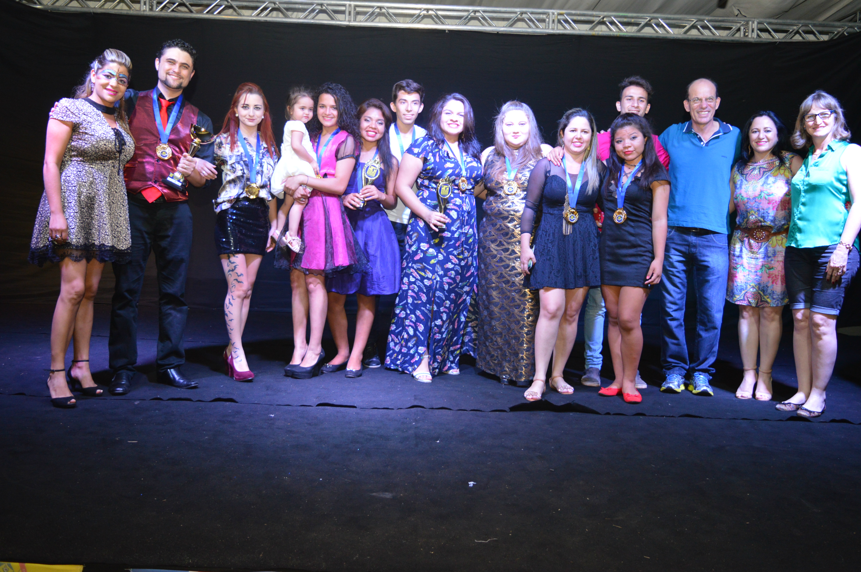 Todo o grupo que participou do Fetran na cerimônia de encerramento do Festival / Foto: Moreira Produções