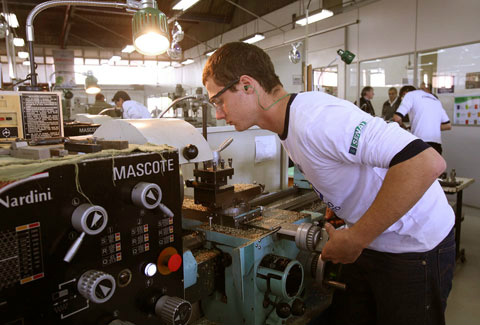 O objetivo, segundo o autor do projeto, é facilitar a absorção do jovem carente pelo mercado de trabalho