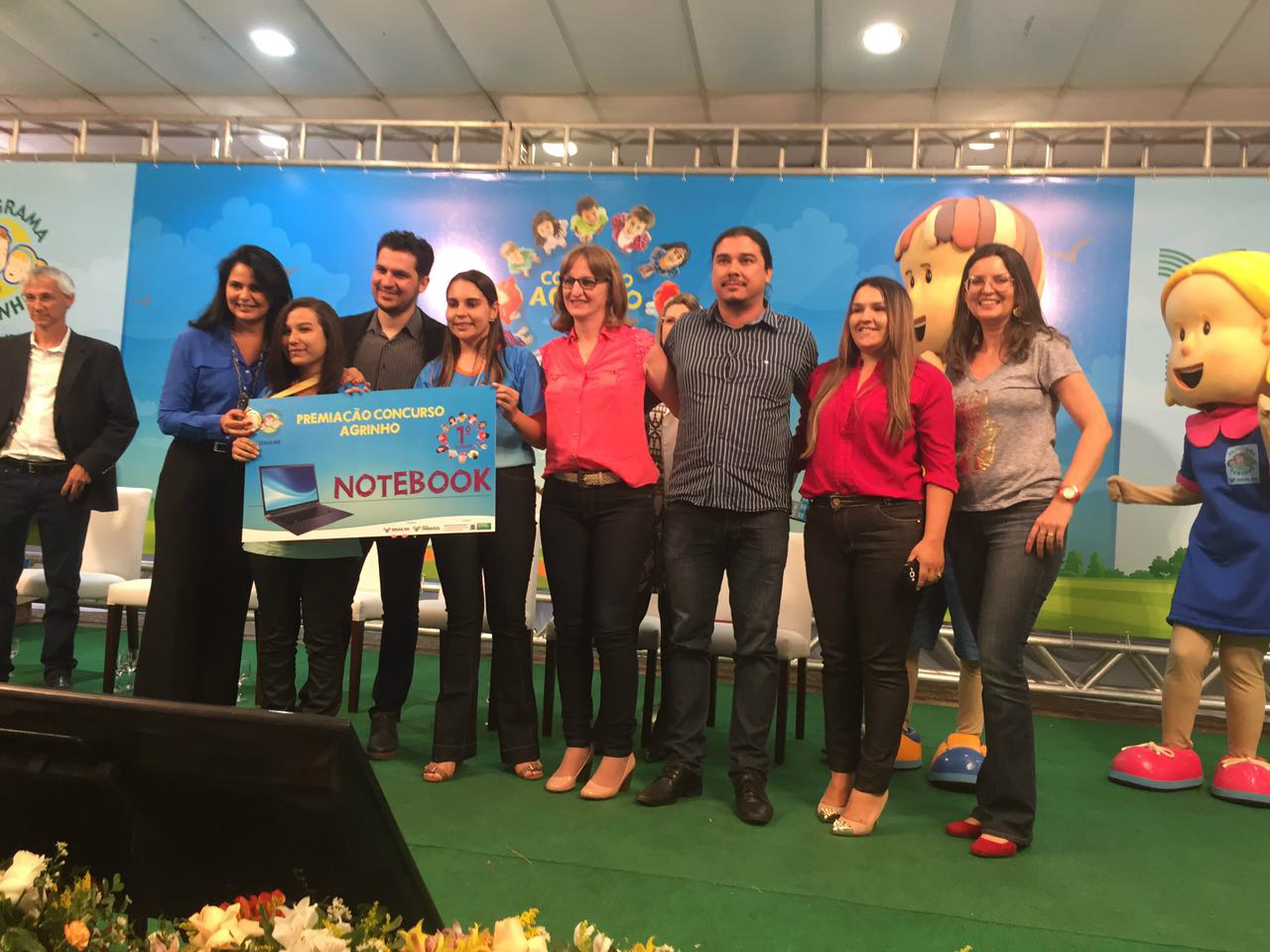 Verônica, professora Jéssica, Leonice e Paulo na cerimônia de premiação do Agrinho, em Campo Grande / Foto: Divulgação