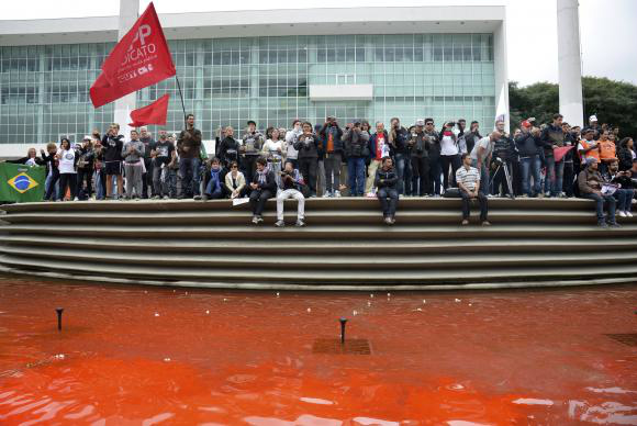 Caminhada de professores reúne 15 mil pessoas em Curitiba, diz sindicato Durante a passeata, os professores novamente tingiram de vermelho as águas do chafariz em frente ao Palácio Iguaçu, sede do governo do Paraná - Wilson Dias/Agência Brasil