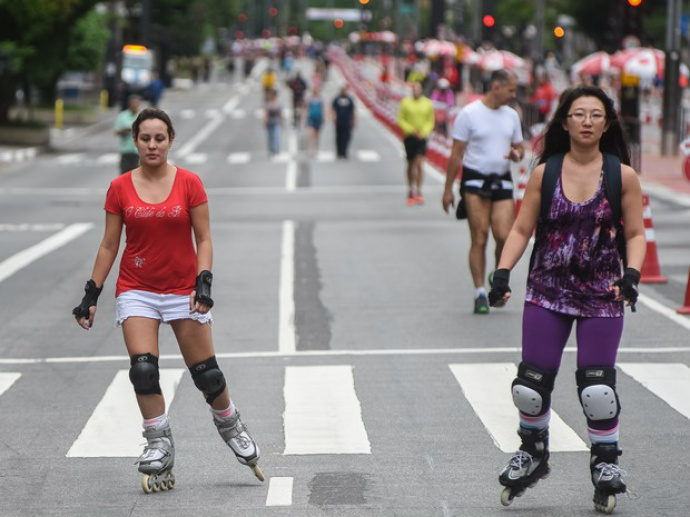 Pedestres e ciclistas aproveitam Avenida Paulista fechada para carros Pedestres e ciclistas aproveitam Avenida Paulista fechada para carros